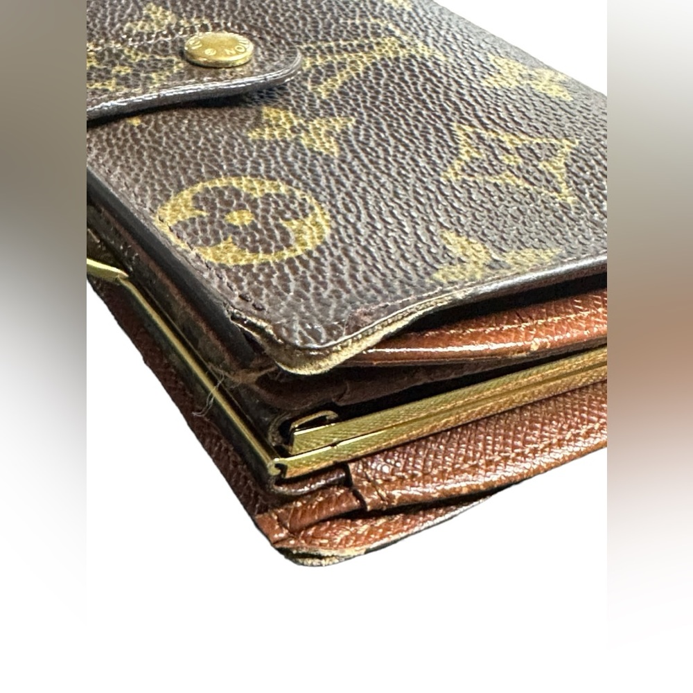 Louis Vuitton Monogram Canvas Portfolio Kiss-Lock
Snap Coin Cash Card Wallet - Picture 5 of 16